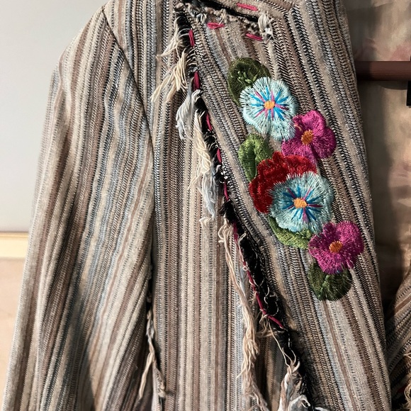 Adorable Aziz Embroidered Striped Blazer button needs a lil’ stitcheroo - Picture 12 of 14